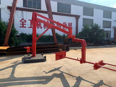 Mollt iron casting manipulator.