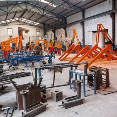 Men manipulator: Working process in the workshop.